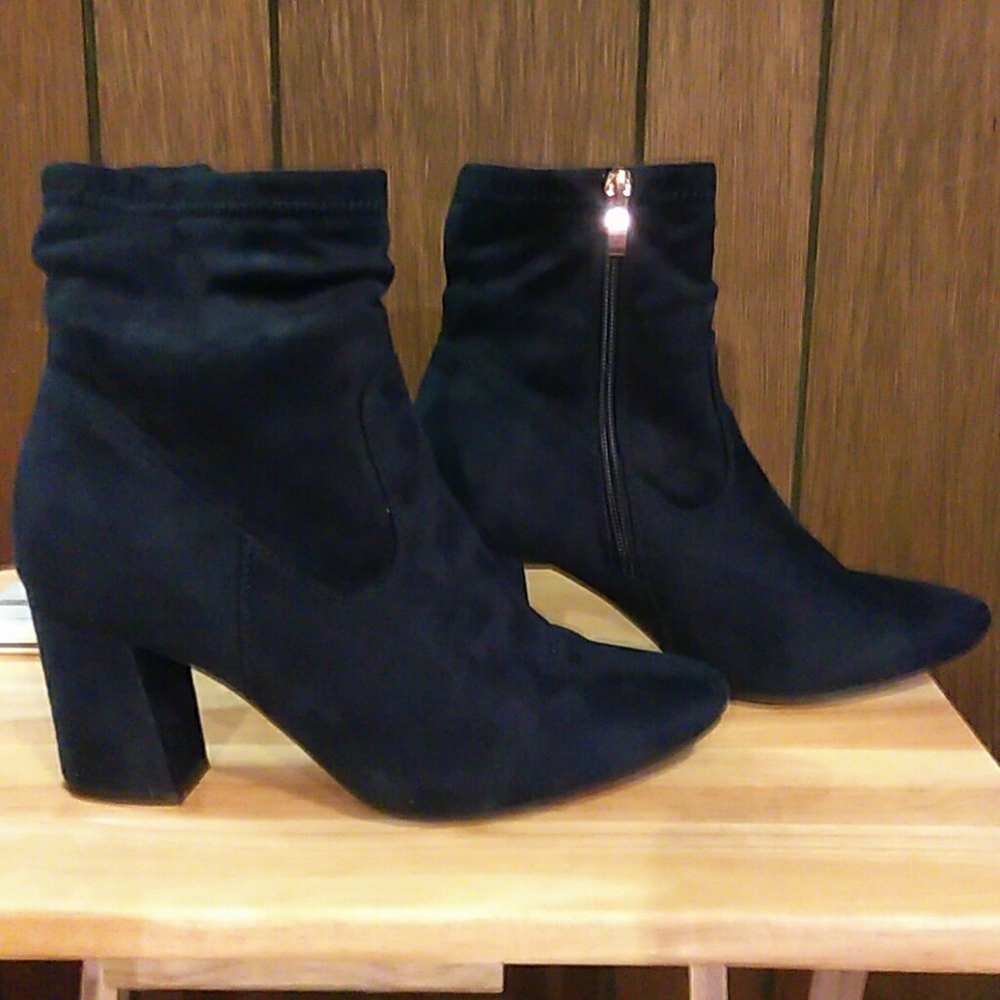 Reneeze navy suede booty, like new, sz9